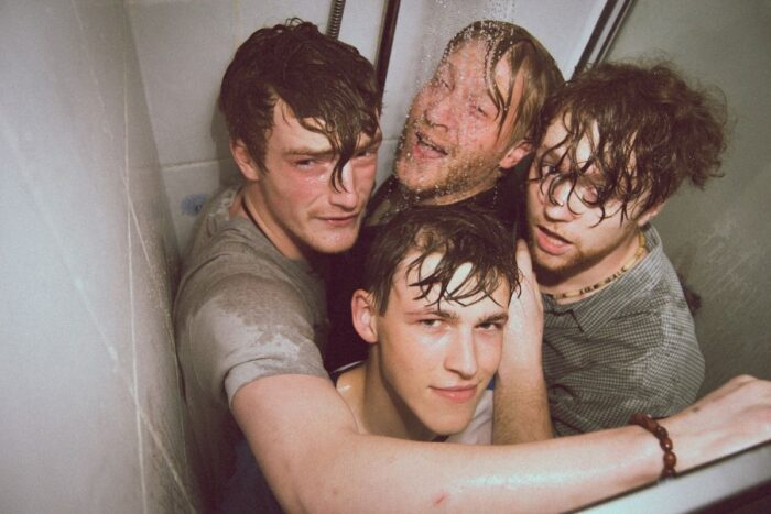 İngiliz Viola Beach’in üyeleri trafik kazasında hayatını kaybetti